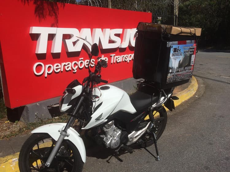 Pacote sendo entregue