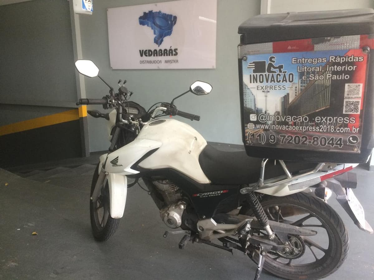 Motoboy realizando entrega